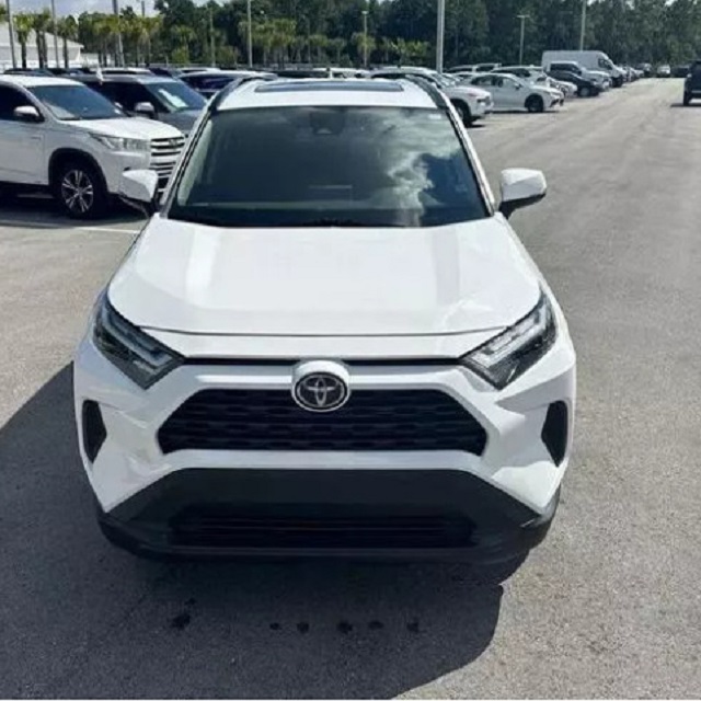 Toyota RAV4 2022 xle white