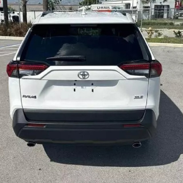 Toyota RAV4 2022 xle white