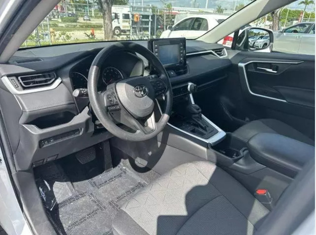 Toyota RAV4 2022 xle white